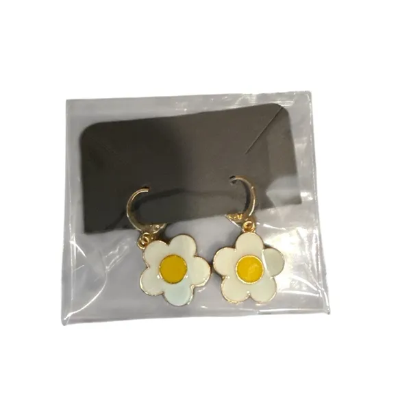 3/$20 Daisy‎ Flower Earrings “you pick 3” - Image 8