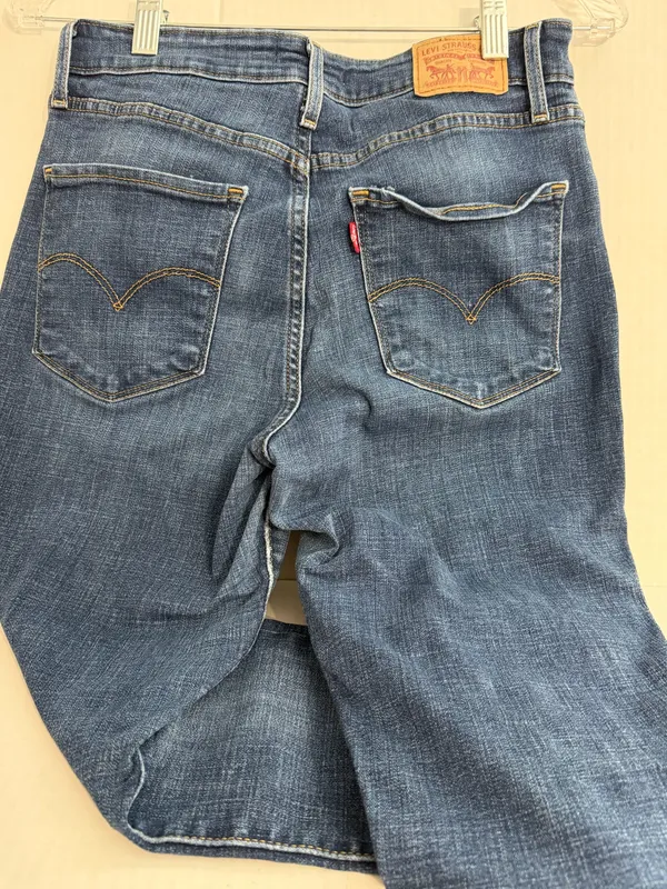 Levi's Women's High-Rise Jeans in Mid Blue Wash - Image 3