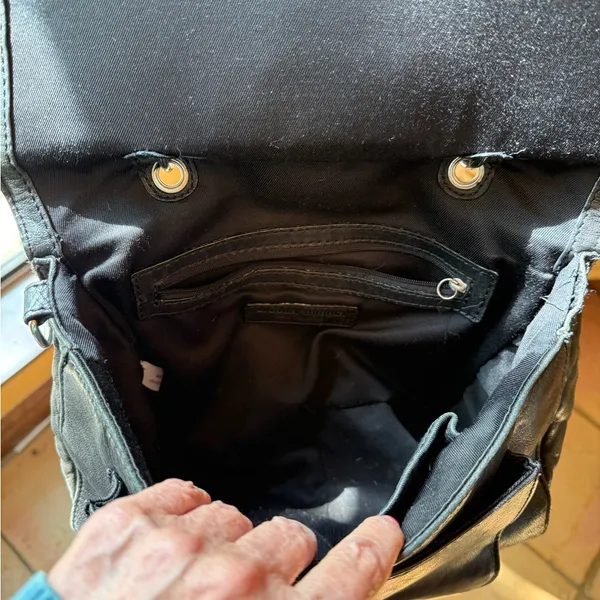 Elegant Black Leather Shoulder Bag - Image 9