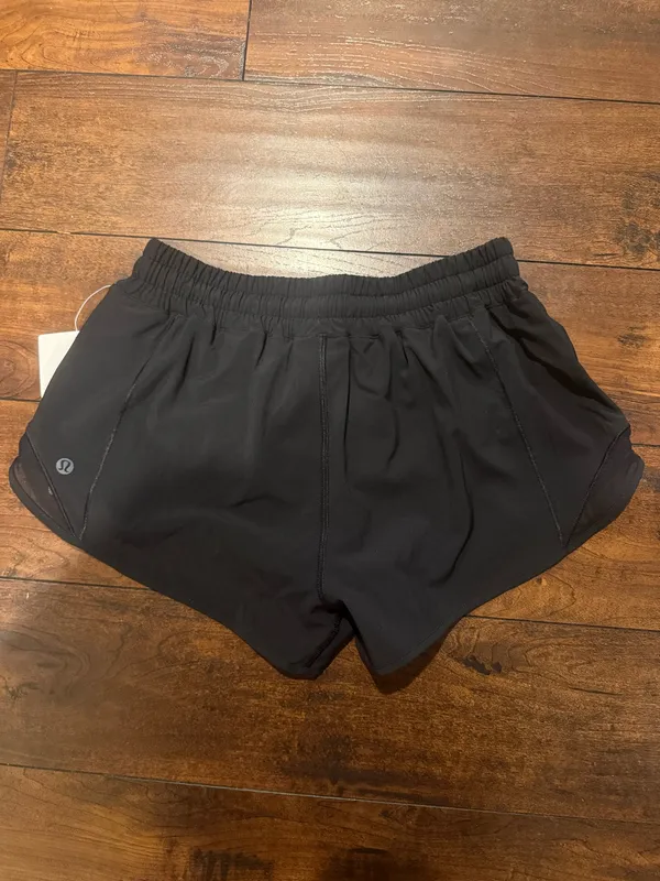 Lululemon Shorts 2.5" Hotty Hot Low-Rise - Image 4