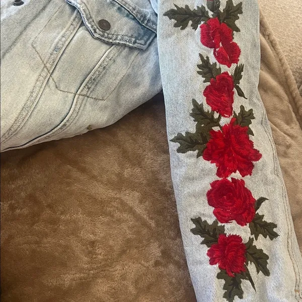 Levi’s Sherpa Lined Floral Embroidered Trucker Jacket Size S Light Wash - Image 5