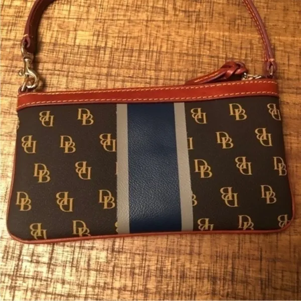 Dooney & Bourke New York Yankees Pouchette Wristlet NWT - Image 5