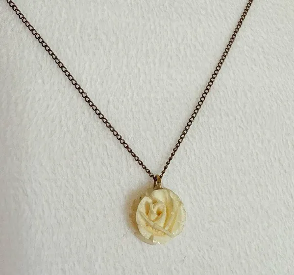 Vintage Dainty Flower Pendant Necklace Rocky Mountain Crown Made in USA - Image 2