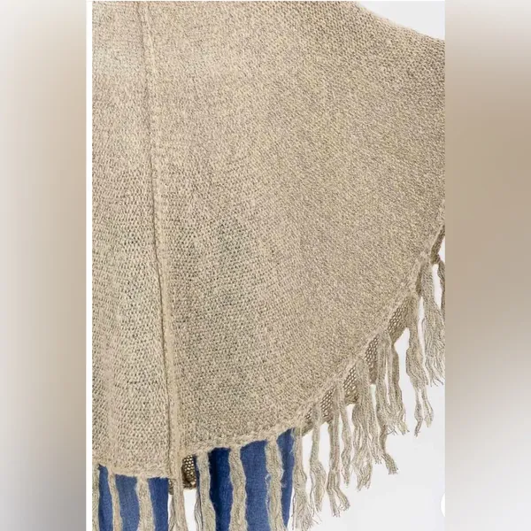 Boutique TRIM FRINGE DETAILED PULLOVER PONCHO Color Taupe - Image 4