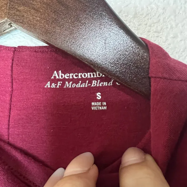 Abercrombie & Fitch deep red ruched mock neck sleeveless cropped top SMALL - Image 3