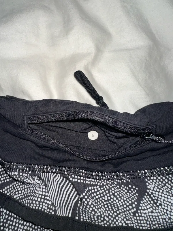 Lululemon Shorts Speed 2.5" Low-Rise - Image 3