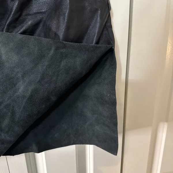 Bebe Women's Black Leather Skirt Size 8. Slits On Each Side. 90's Style Y2K - Image 2