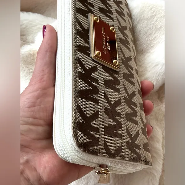Michael Kors zip around wallet 💵💷💶💰 - Image 9