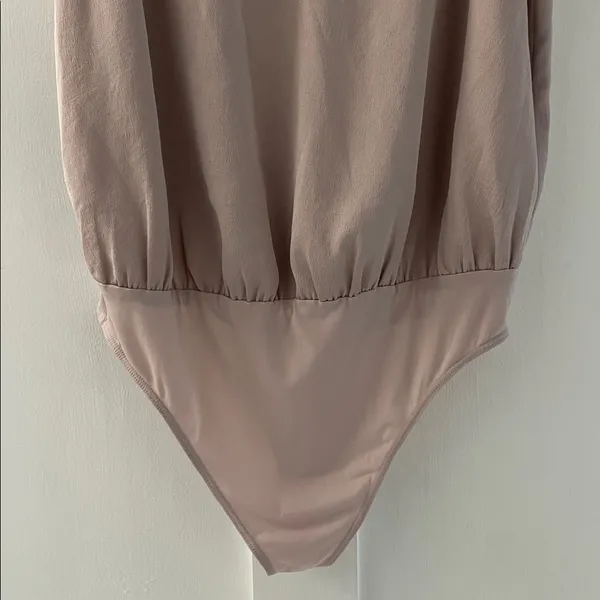 EXPRESS Crepe Sleeveless Cami Bodysuit Double V-Neck Thong Back in Mauve Size L - Image 6