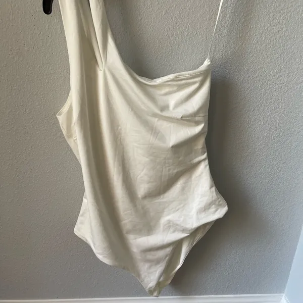 Princess Polly white body suit one shoulder ,size 10 - Image 2