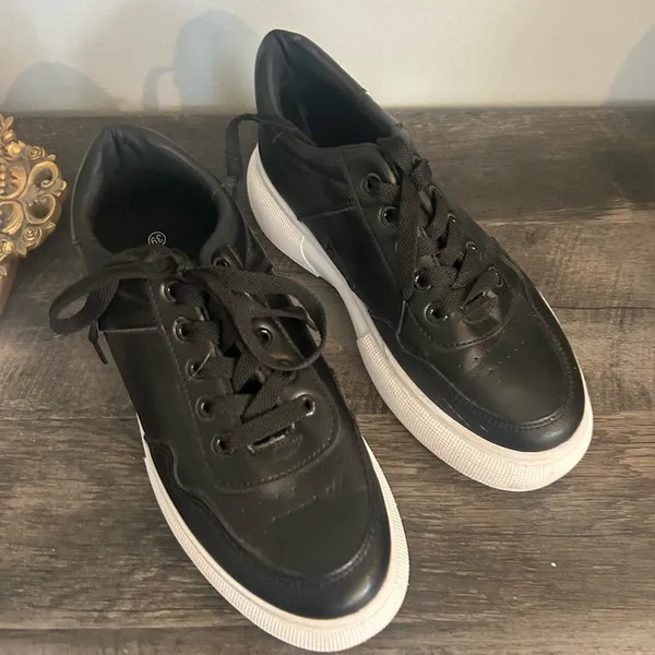 Ideal Shoes black lace-up platform sneakers - Image 6