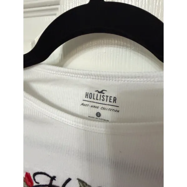 Hollister White Ribbed Embroidered Rose Logo Long‎ Sleeve Baby Tee Crop Top S - Image 4