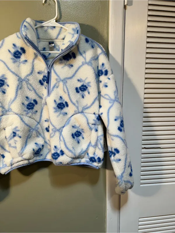 Old Navy Women’s Sz Medium Sherpa Quarter Zip Sweatshirt White Blue Floral Print - Image 4