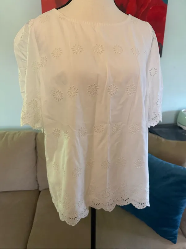 GAP White Eyelet Embroidered Woven scalloped hem Round Neck Blouse Top Size L - Image 4