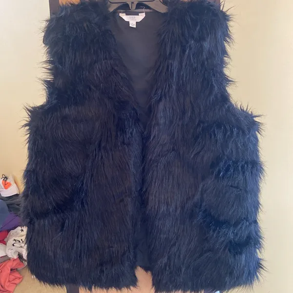 NWOT faux fur shag black lined vest L never worn like new - Image 2