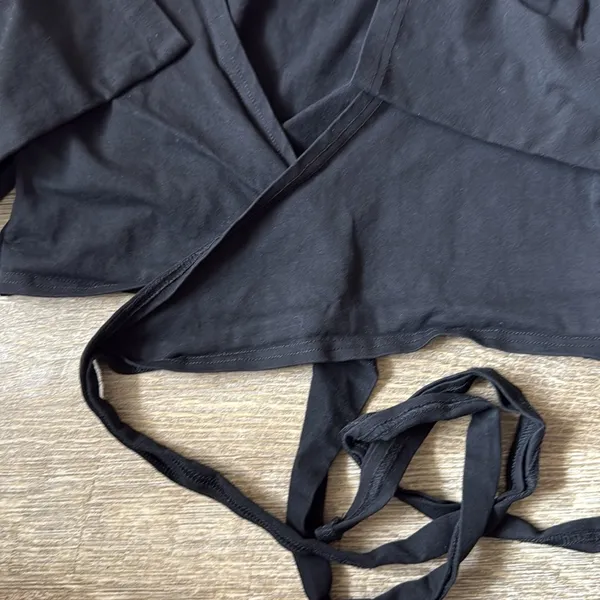 Edikted Layla Black Wrap Top Size Medium - Image 3