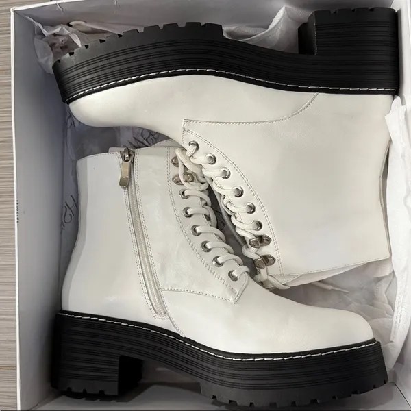 NWT Women’s White Lace Up Combat Boots Black Lug Sole Ankle Boots Size 9 - Image 3