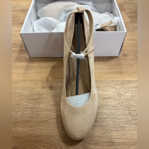 Micro suede cream Mary Jane pumps Tan Size 9.5 - Image 5