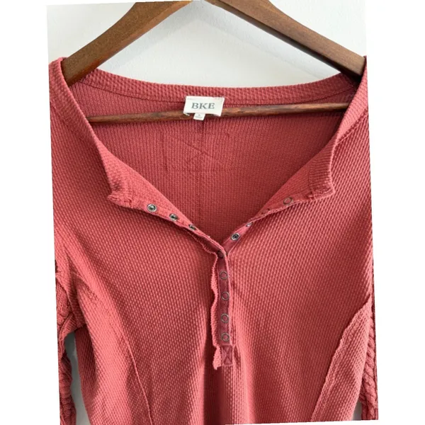 BKE Henley Top Red Waffle Cable Knit Boho Textured Long Sleeve Thermal Small - Image 4