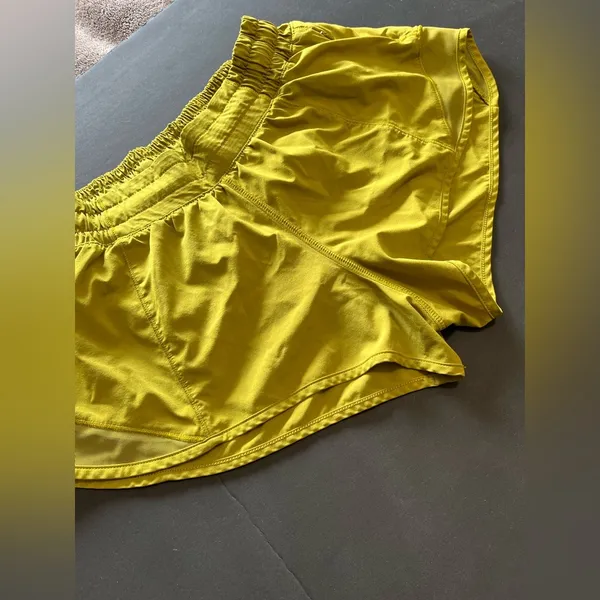 LULULEMON Hotty Hots Athletic Shorts Yellow/Green 2” Inseam Women’s Sz 6 GUC - Image 2