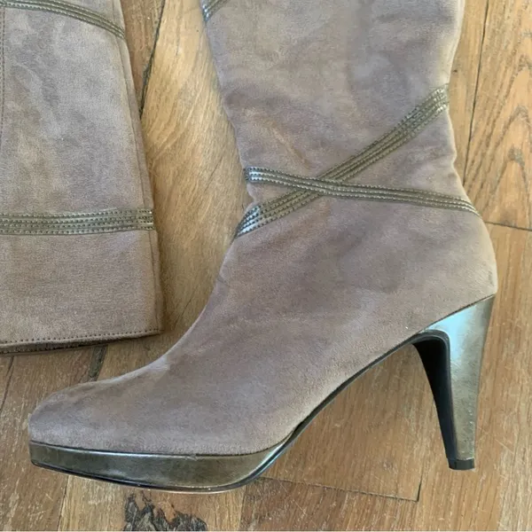 Impo Sport Grey Faux Suede Turner Tall Heeled Knee high Boots Size 8.5 - Image 3