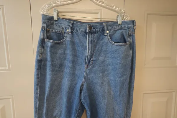 American Eagle Outfitters mom jean raw hem jeans denim in blue size 14. - Image 6