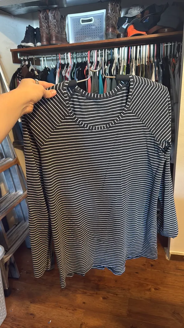 Lululemon Womens Long Sleeve Top Black White Striped Round Neck Estimated Size 8 - Image 4