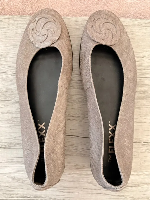 The Flexx Bon Bon Metallic Warm Gray Medallion Toe 1.5" Wedge Ballet Pump 7.5 - Image 4