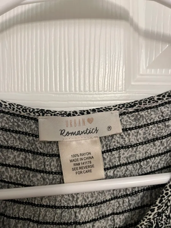 Black and White Printed Crop Flowy Top Size M - Image 2