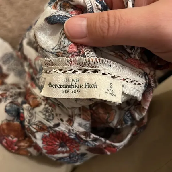 Abercrombie small floral blouse - Image 7