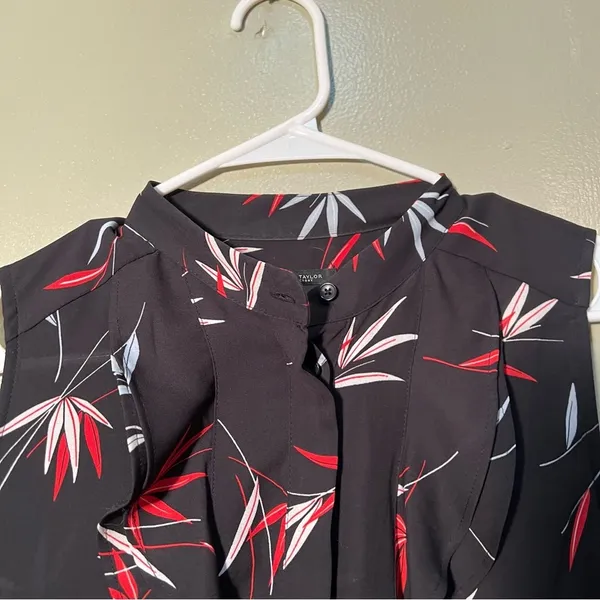 Ann Taylor Women's Size Medium Sleeveless Button Down Blouse Black Red Floral - Image 5