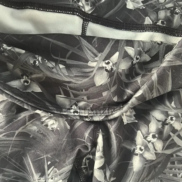 Old Navy Floral Print Fitted Crop Leggings Large - Image 4