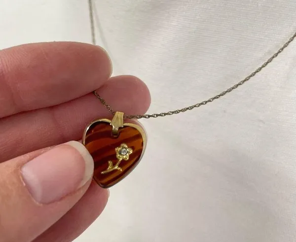 Vintage Gold Tone Orange Plastic Heart Pendant With Rhinestone Necklace - Image 3