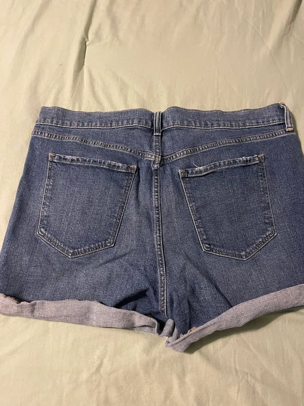 Old Navy Boyfriend Short Mid-Rise - Image 4