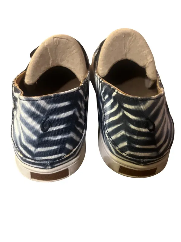 OluKai Pehuea Pa‘i Slip-On Sneakers Womens 9 Blue White Chevron Shibori Used - Image 4