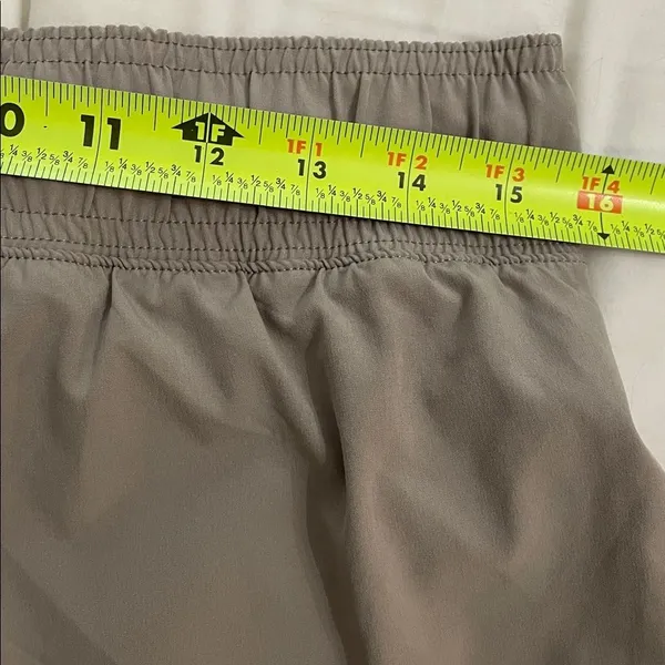 Yogalicious Taupe Lightstreme Sprint Shorts Womens Size Medium Athleisure - Image 5
