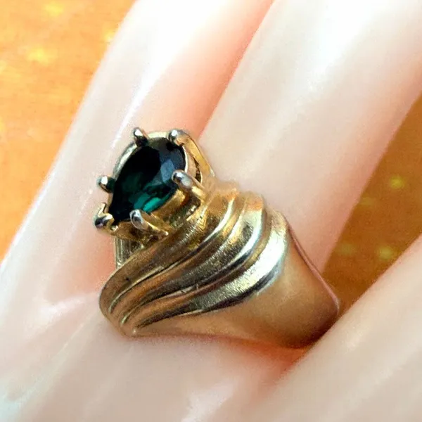 Vintage Gold Tone Heart Ring Emerald Green Pear Cut Stone - Image 3
