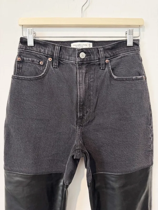 Abercrombie 90s Straight Jeans Size 27 Black Faux Leather High Rise Quiet Luxury - Image 4