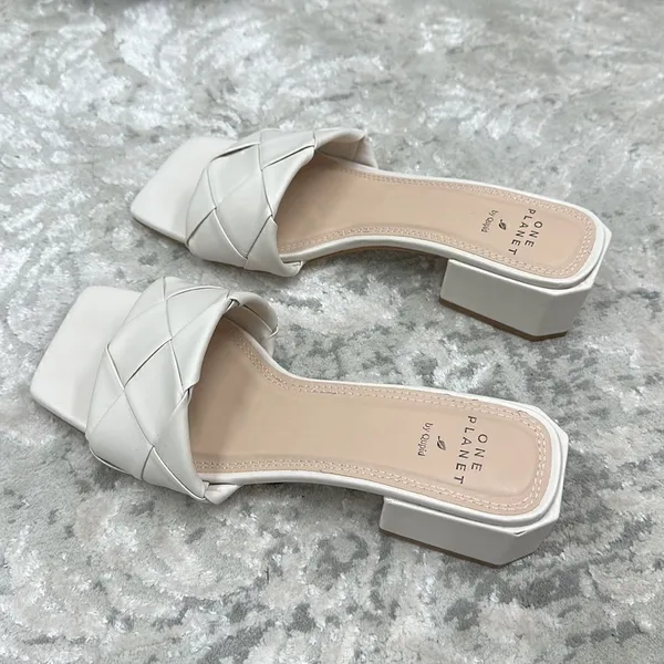 Qupid size 6 cream colored Woven Strap Slide Heeled Sandals EUC No box - Image 5