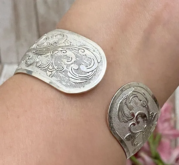 Unsigned Silver-tone Ornate Lotus Flower Peacock 1.25” Open Cuff Bangle Bracelet - Image 4