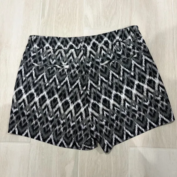 Spanx Sunshine Gray Black Chevron Print Pull-On Shorts Size Medium - Image 4