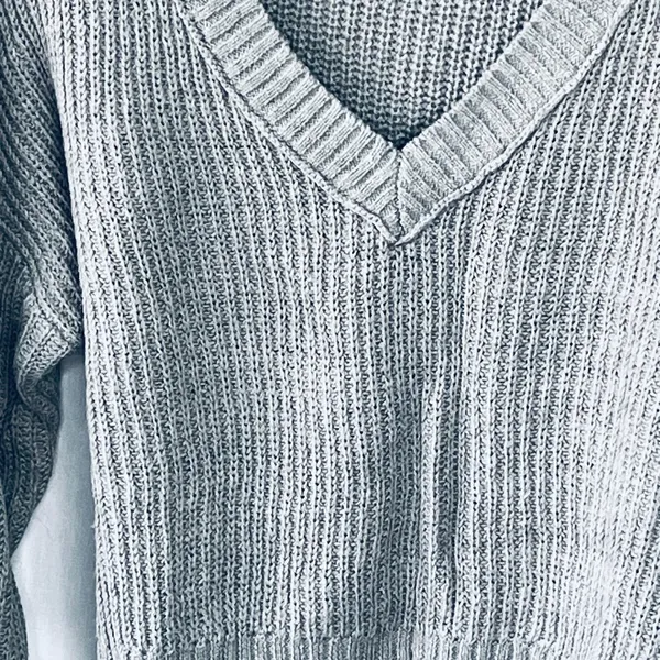 Wild Fable Gray Cropped V-Neck Sweater M - Image 3