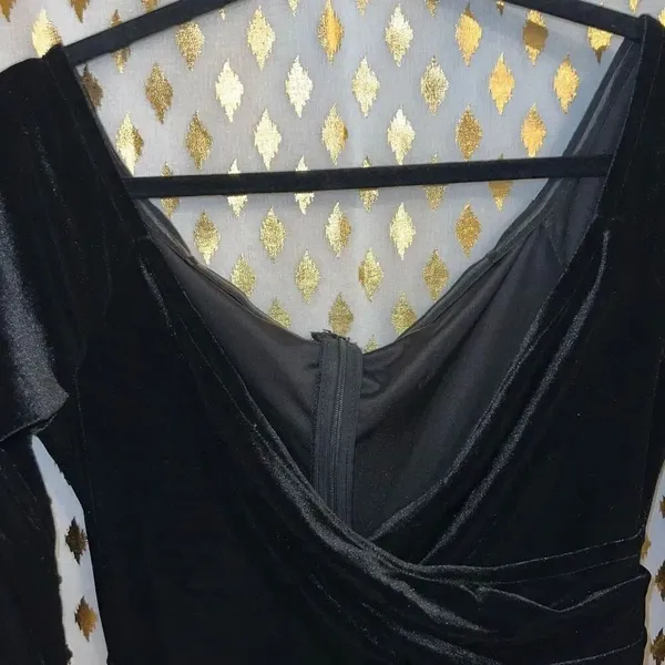 Goth Black velvet evening gown dress with thigh slit long sleeve size L - Image 5