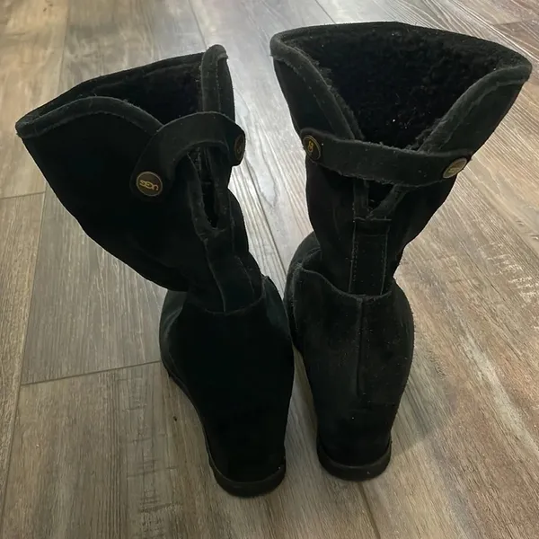 UGG Kyra hidden wedge black suede boots size 9.5 - Image 4