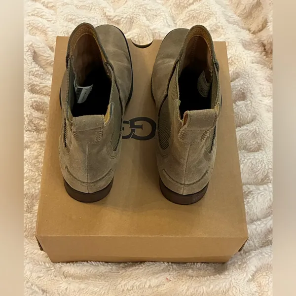 UGG Women’s Olive Green Chelsea Boots - Image 4