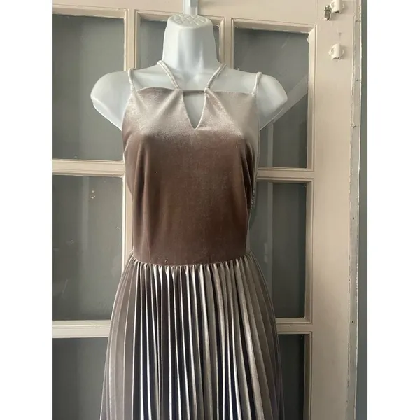 New Gianni Bini Velvet Pleated Dress - Image 5