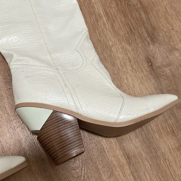White Croc Embossed Pointed Toe Block Heel Knee High Western Boots, Size 40‎ - Image 5