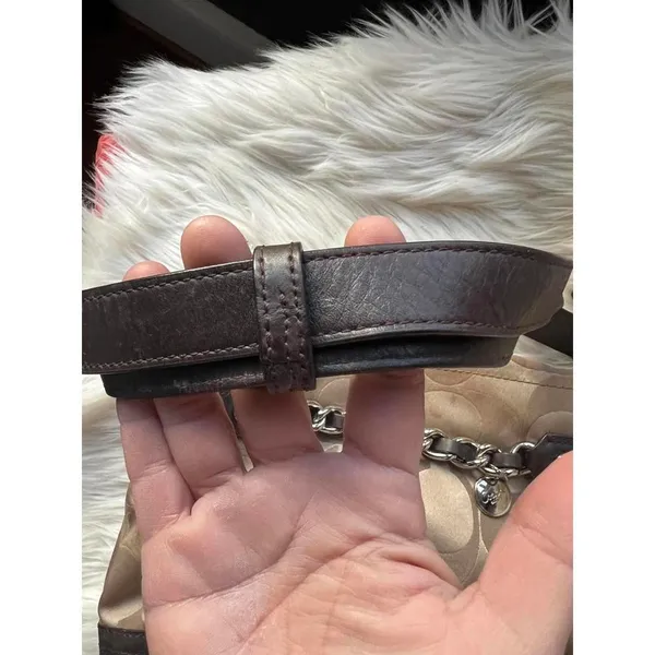 Stylish Coach Shoulder Bag with Chain Detail - Image 4