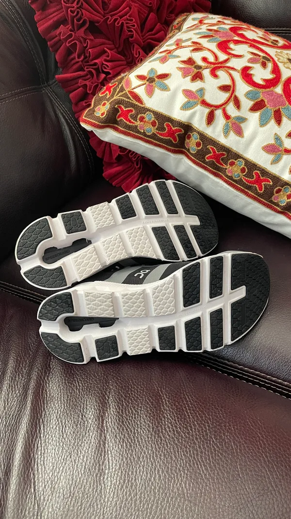 On Cloudflyer 4 Women's pre loved color in grey size 8.5 wear once in store color in Trey/black/white - Image 4