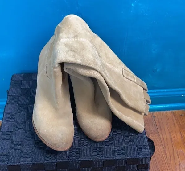 Carlos Santana tall tan suede boots with heels - Image 3